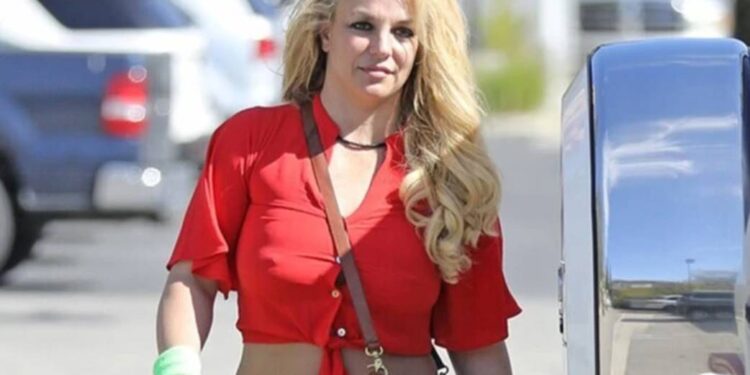 Britney Spears znalazła się w centrum skandalu po incydencie w restauracji w Los Angeles. Zespół piosenkarki wyjaśnił jej zachowanie i zaprzeczył oskarżeniom.