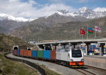 Turcja, Azerbejdżan i Gruzja uruchomiły kolej Baku–Tbilisi–Kars, która już teraz wzmocni handel między Azją a Europą z pominięciem Rosji.