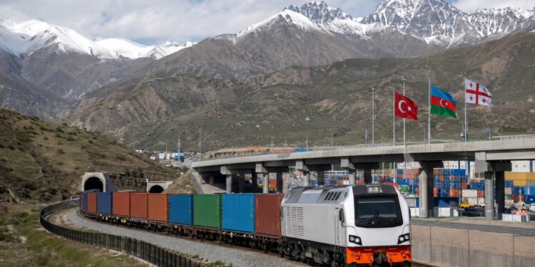 Turcja, Azerbejdżan i Gruzja uruchomiły kolej Baku–Tbilisi–Kars, która już teraz wzmocni handel między Azją a Europą z pominięciem Rosji.