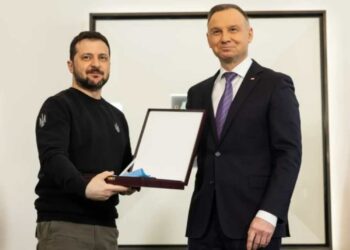 Dowiedz się, dlaczego prezydent Polski pozbawił Zełenskiego Orderu Orła Białego, co było przyczyną decyzji i jak wyjaśniono ją w Warszawie.