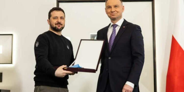 Dowiedz się, dlaczego prezydent Polski pozbawił Zełenskiego Orderu Orła Białego, co było przyczyną decyzji i jak wyjaśniono ją w Warszawie.