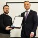 Dowiedz się, dlaczego prezydent Polski pozbawił Zełenskiego Orderu Orła Białego, co było przyczyną decyzji i jak wyjaśniono ją w Warszawie.