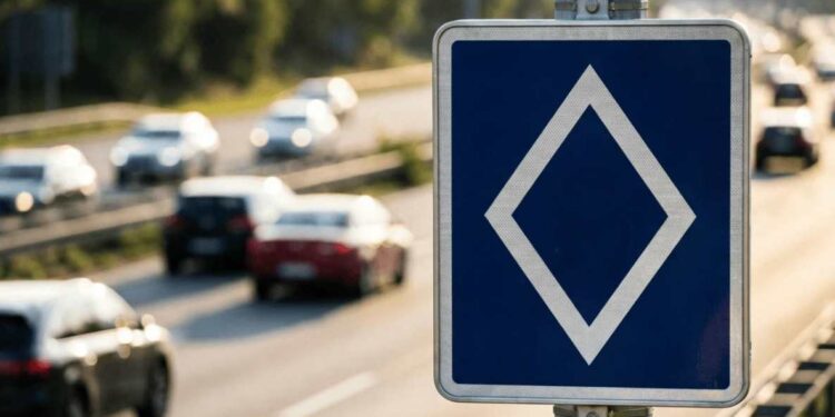 Biały romb na niebieskim tle oznacza specjalny pas dla określonych pojazdów. Gdzie obowiązuje nowy znak drogowy, kto może nim jechać i jakie mandaty grożą kierowcom w krajach UE.