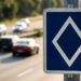 Biały romb na niebieskim tle oznacza specjalny pas dla określonych pojazdów. Gdzie obowiązuje nowy znak drogowy, kto może nim jechać i jakie mandaty grożą kierowcom w krajach UE.