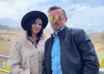 Adam Małysz i Izabela są razem od 30 lat. Poznaj historię ich ślubu ekumenicznego, młodzieńczej miłości i życia przy karierze sportowej. Sprawdź.