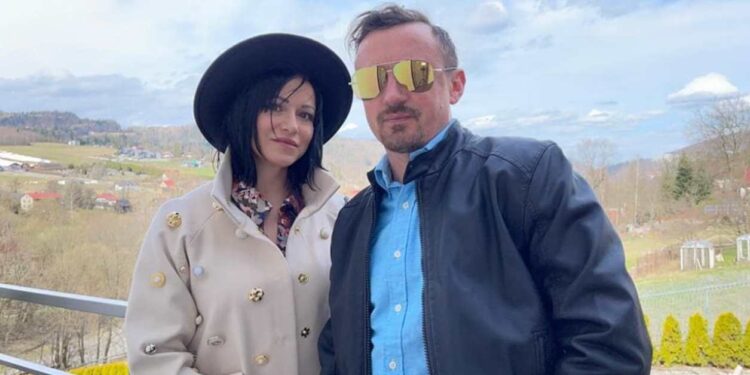 Adam Małysz i Izabela są razem od 30 lat. Poznaj historię ich ślubu ekumenicznego, młodzieńczej miłości i życia przy karierze sportowej. Sprawdź.