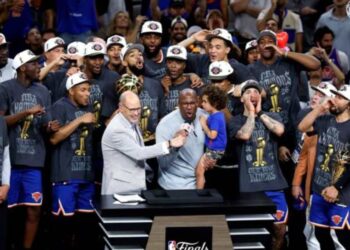 Świętowanie tytułu „New York Knicks” w Nowym Jorku przerodziło się w zamieszki: kibice zaatakowali autobusy wahadłowe Maroka i Brazylii, jest osoba ranna.