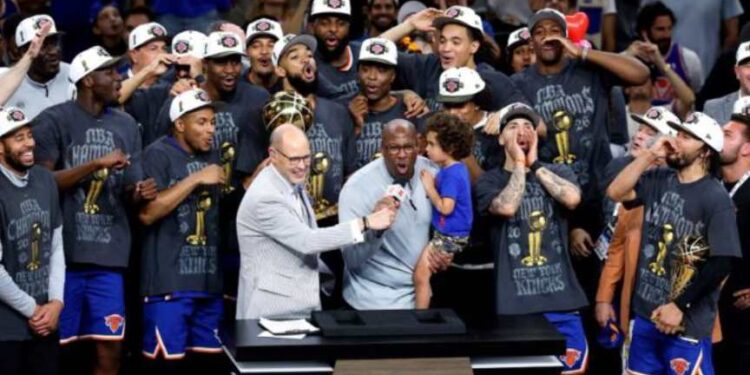 Świętowanie tytułu „New York Knicks” w Nowym Jorku przerodziło się w zamieszki: kibice zaatakowali autobusy wahadłowe Maroka i Brazylii, jest osoba ranna.