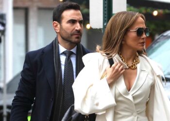 Netflix wypuści komedię romantyczną „Biurowy romans” z Jennifer Lopez i Brettem Goldsteinem. Premiera filmu Ola Parkera odbędzie się online 5 czerwca.