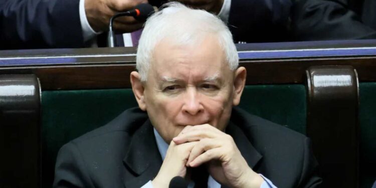 Sąd uchylił umorzenie sprawy Jarosława Kaczyńskiego z aktu oskarżenia Krzysztofa Brejzy. Postępowanie o zniesławienie wraca do I instancji.