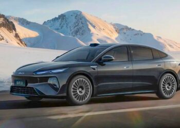 BYD zaprezentował flagowego sedana Seal 08 z zasięgiem do 900 km, ładowaniem w 9 minut, napędem na wszystkie koła oraz wersjami hybrydowymi.