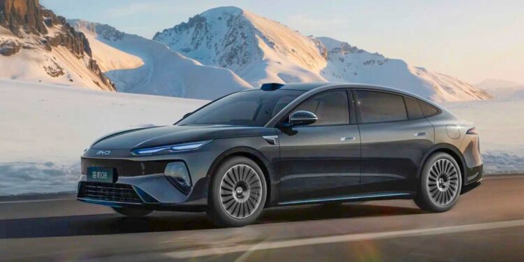 BYD zaprezentował flagowego sedana Seal 08 z zasięgiem do 900 km, ładowaniem w 9 minut, napędem na wszystkie koła oraz wersjami hybrydowymi.