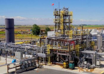 Dowiedz się, jak w USA uruchomiono pierwszy zakład produkujący paliwo lotnicze z CO₂: technologia, surowce i korzyści dla lotnictwa. Przeczytaj szczegóły startu AirPlant One oraz wpływu na rynek SAF.