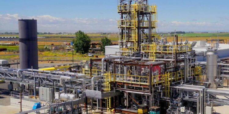 Dowiedz się, jak w USA uruchomiono pierwszy zakład produkujący paliwo lotnicze z CO₂: technologia, surowce i korzyści dla lotnictwa. Przeczytaj szczegóły startu AirPlant One oraz wpływu na rynek SAF.
