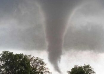 W polskiej wsi Cudnochy świadkowie nagrali tornado. Wir został potwierdzony przez meteorologów IMGW, a synoptycy ostrzegają przed ryzykiem kolejnych burz w Polsce.
