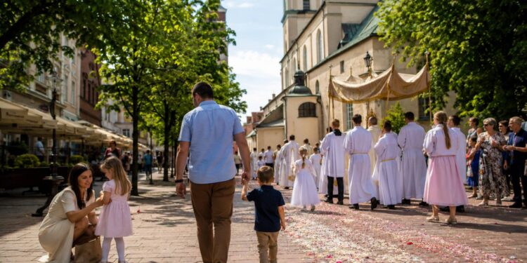 Święta w Polsce w czerwcu 2026: Boże Ciało, Dzień Dziecka, Dzień Ojca i początek lata. Sprawdź daty, dni tygodnia, wolne od pracy oraz długi weekend w całym kraju.